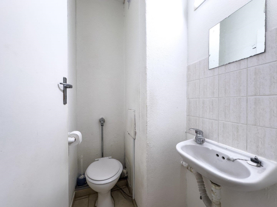 2 Bedroom Property for Sale in Loevenstein Western Cape